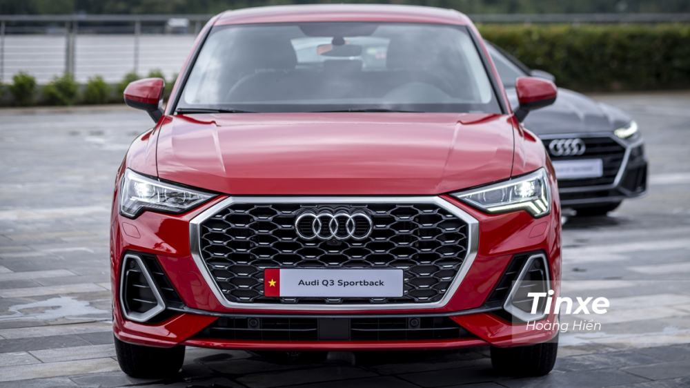 Ở phần đầu xe, Audi Q3 Sportback vẫn sở hữu lưới tản nhiệt cỡ lớn Single Frame với thiết kế lục gi&aacute;c tạo cảm gi&aacute;c 3D. Kết hợp với đ&oacute; l&agrave; cản trước nằm ngang tạo sự li&ecirc;n kết liền mạch với hai hốc gi&oacute; h&igrave;nh thang, tạo sự c&acirc;n đối khi nh&igrave;n từ ph&iacute;a đầu xe.