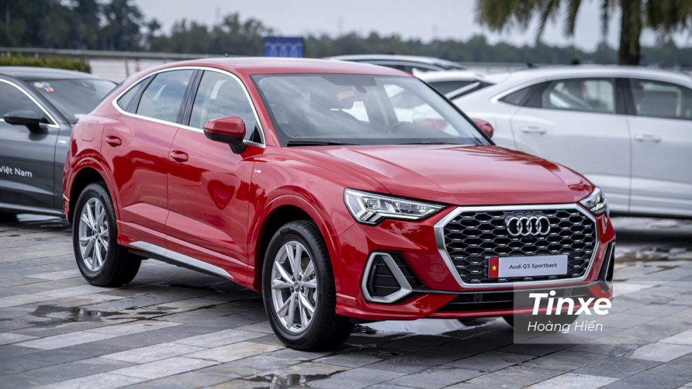 Về thiết kế ngoại thất, Audi Q3 Sportback sở hữu kiểu d&aacute;ng thể thao dựa tr&ecirc;n những người anh em kh&aacute;c như Audi A5 Sportback, Audi A7 Sportback n&ecirc;n c&oacute; phần đu&ocirc;i xe được k&eacute;o vuốt xuống từ trụ C khiến mẫu xe n&agrave;y mang t&iacute;nh kh&iacute; động học v&agrave; tạo cảm gi&aacute;c thể thao hơn.