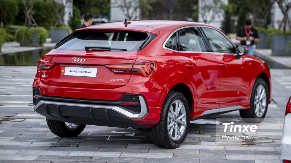 Ph&iacute;a sau đu&ocirc;i xe Audi Q3 Sporback l&agrave; hệ thống đ&egrave;n hậu dạng LED với hoạt tiết rất đặc trưng của Audi. Với g&oacute;i S-line, kh&aacute;ch h&agrave;ng sẽ c&oacute; th&ecirc;m cản sau c&aacute; t&iacute;nh.