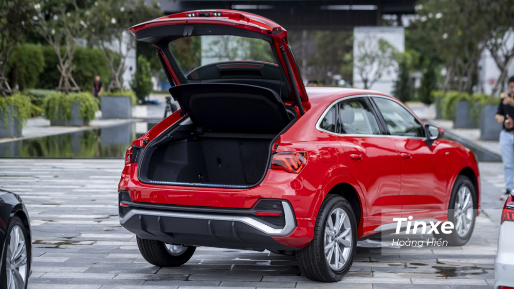 Cửa cốp sau của Audi Q3 Sportback c&oacute; thể đ&oacute;ng mở tự động th&ocirc;ng qua n&uacute;t bấm. Ngo&agrave;i ra người mua Audi Q3 Sportback c&oacute; thể n&acirc;ng cấp l&ecirc;n cảm biến đ&aacute; ch&acirc;n.