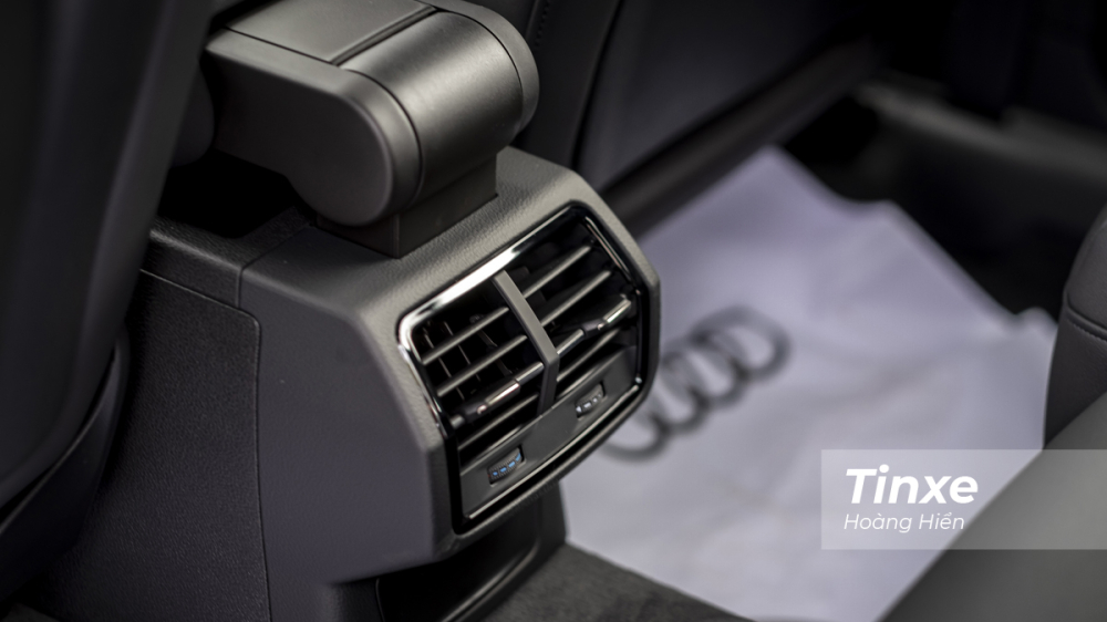 Tiện nghi cho h&agrave;ng ghế thứ 2 của Audi Q3 Sportback kh&aacute; &iacute;t ỏi khi chỉ c&oacute; cửa gi&oacute; điều ho&agrave; cho h&agrave;ng ghế sau.