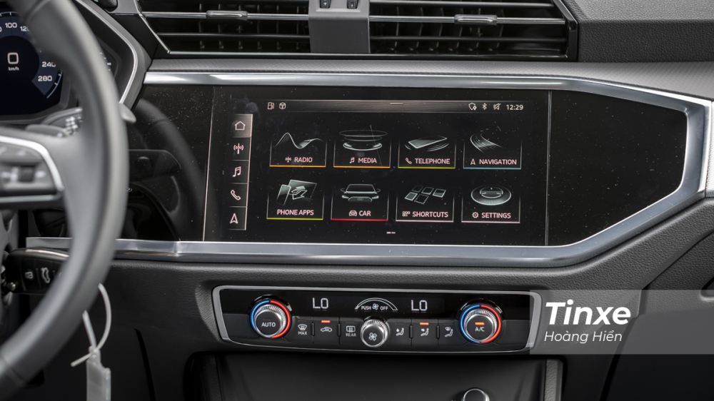 Ở vị tr&iacute; trung t&acirc;m l&agrave; m&agrave;n h&igrave;nh cảm ứng k&iacute;ch thước 12 inch với giao diện MMI mới của Audi.