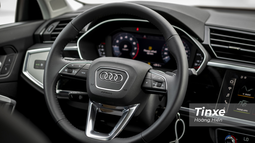 Tr&ecirc;n Audi Q3 Sportback vẫn sở hữu v&ocirc;-lăng ba chấu thể thao t&iacute;ch hợp nhiều n&uacute;t bấm v&agrave; bao gồm cả lẫy gẩy số ph&iacute;a sau.