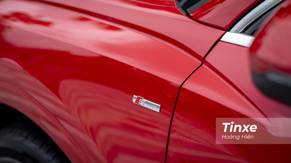 Tại Việt Nam, Audi Q3 Sportback c&ograve;n được ph&acirc;n phối với phi&ecirc;n bản S-line với nhiều tuỳ chọn tiện nghi gi&uacute;p kh&aacute;ch h&agrave;ng c&oacute; thể đ&aacute;p ứng c&aacute;c nhu cầu.