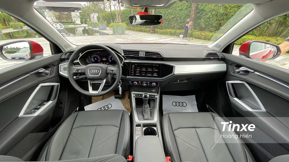 Kh&ocirc;ng gian nội thất b&ecirc;n trong Audi Q3 Sportback vẫn l&agrave; thiết kế lịch sự, c&aacute; t&iacute;nh v&agrave; mang hơi hướng hiện đại tương tự người anh em Audi Q3 2020 vừa được ra mắt c&aacute;ch đ&acirc;y kh&ocirc;ng l&acirc;u.