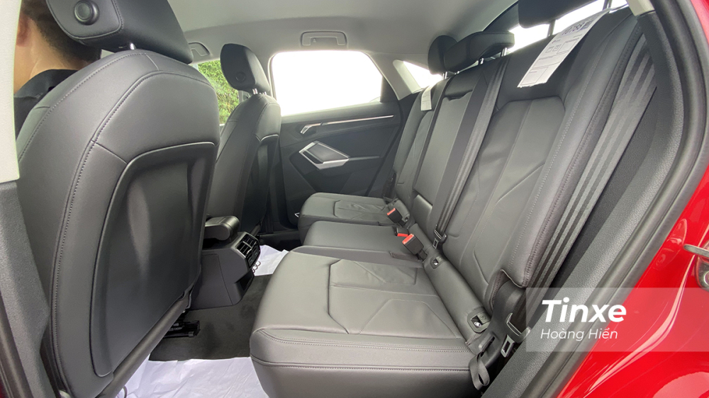 H&agrave;ng ghế thứ hai tr&ecirc;n Audi Q3 Sportback tương đối rộng r&atilde;i với hầu hết người Việt Nam.