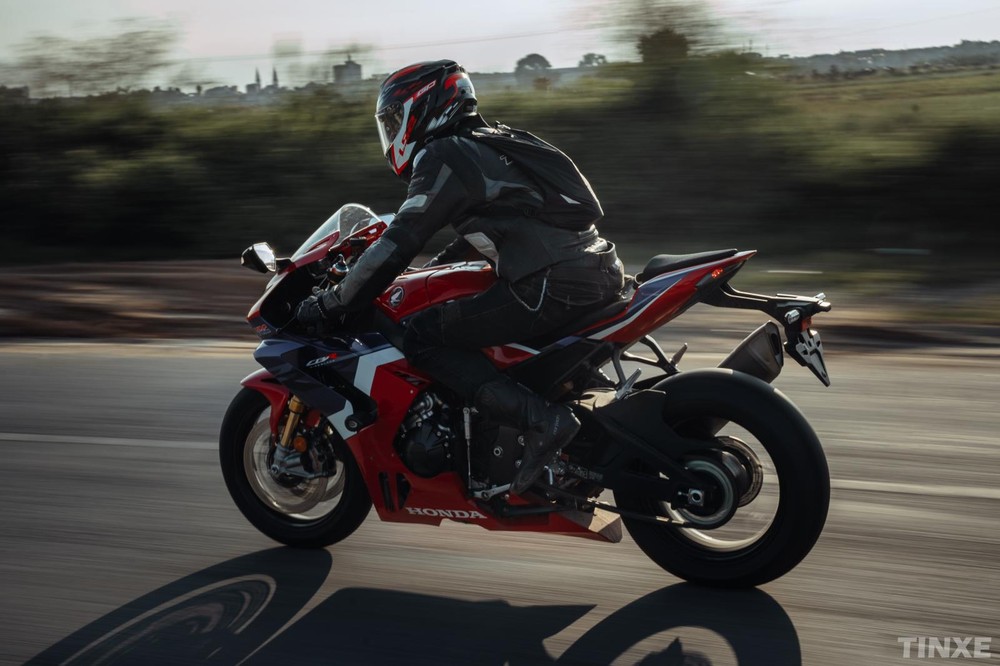 Tư thế ngồi chồm về ph&iacute;a trước l&agrave; đặc trưng của xe sportbike