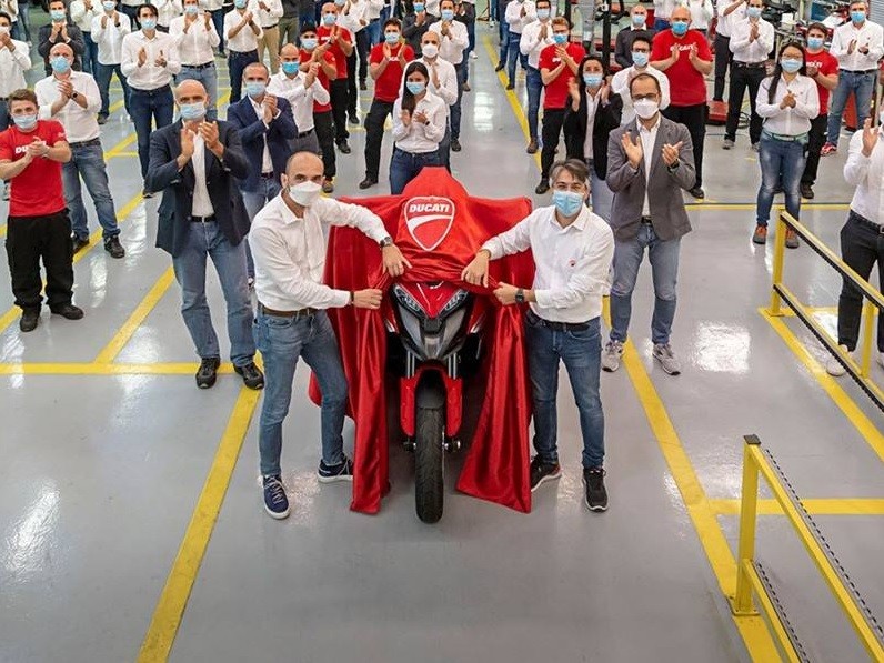 Điểm nhấn đáng chú ý của Multistrada V4 chính là hệ thống rađa cảm biến đảm bảo an toàn cho người lái