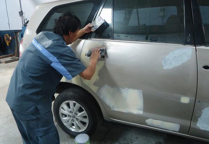 Bả matit lấp đầy những chỗ trầy xước nhỏ m&agrave; c&ocirc;ng đoạn l&agrave;m đồng &ocirc; t&ocirc; chưa xử l&yacute; được.