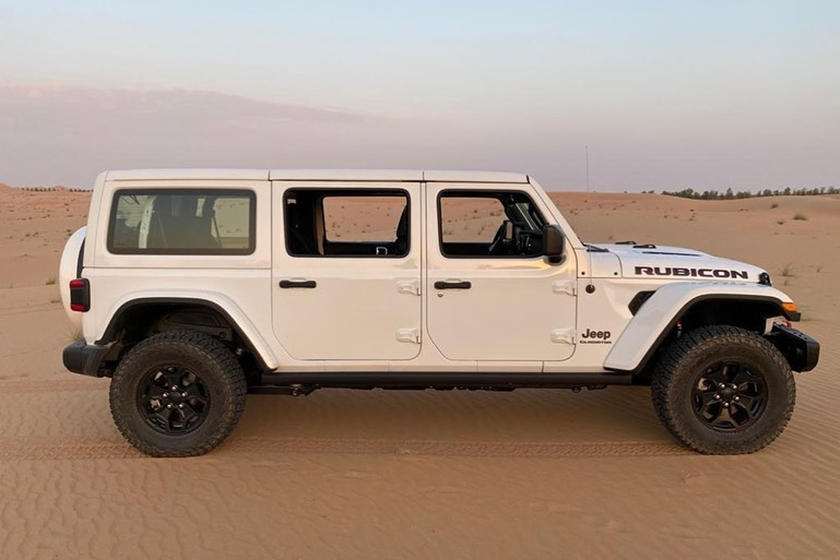 Bên sườn của chiếc Jeep Wrangler 3 hàng ghế độ từ Gladiator Bên sườn của chiếc Jeep Wrangler 3 hàng ghế độ từ Gladiator