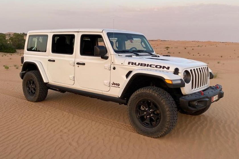 Phía trước của chiếc Jeep Wrangler 3 hàng ghế độ từ Gladiator Phía trước của chiếc Jeep Wrangler 3 hàng ghế độ từ Gladiator