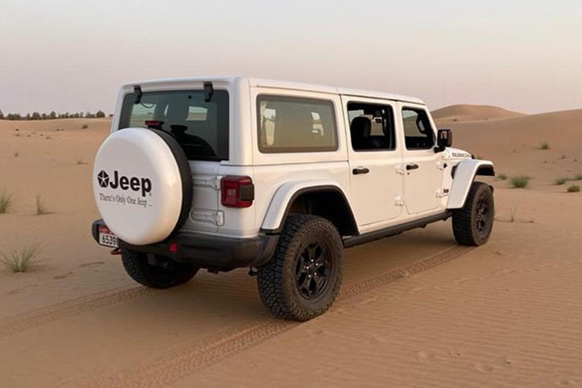 Phía sau của chiếc Jeep Wrangler 3 hàng ghế độ từ Gladiator Phía sau của chiếc Jeep Wrangler 3 hàng ghế độ từ Gladiator