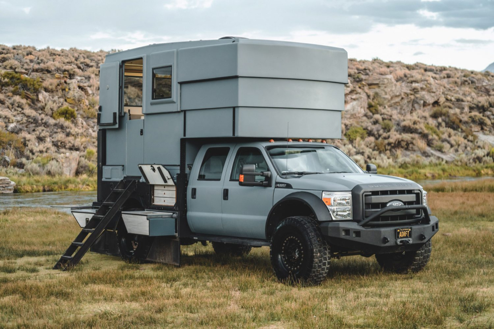 Phía trước của chiếc Ford F-550 Phía trước của chiếc Ford F-550 Adrift