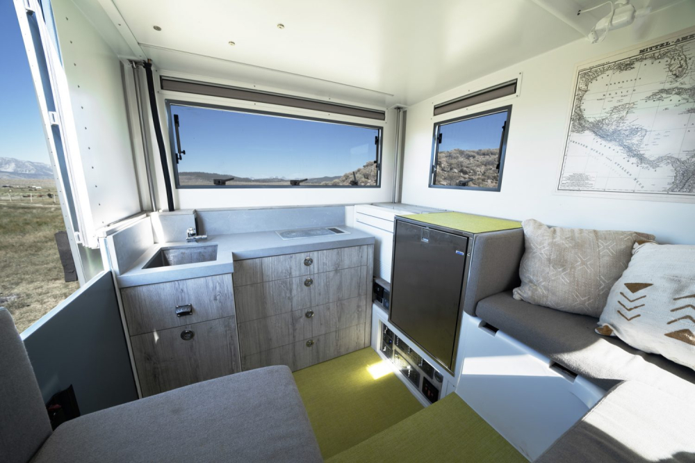 Không gian bên trong cabin của Adrift Không gian bên trong cabin của Adrift