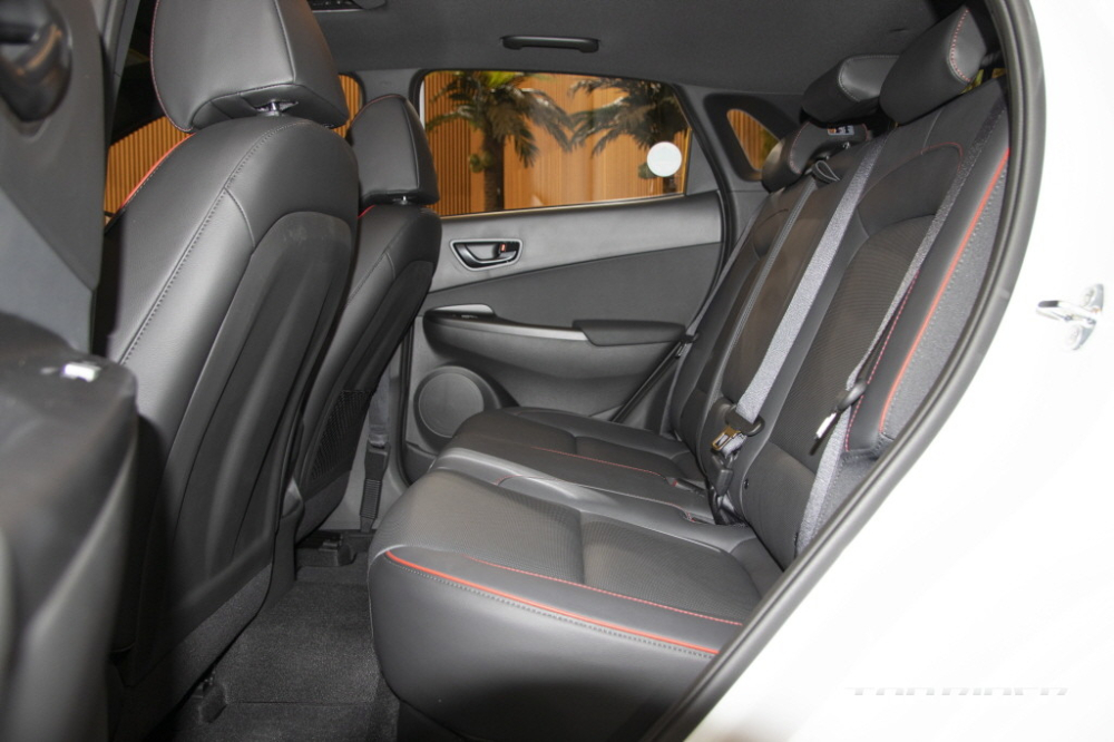 Ghế của Hyundai Kona 2021 bản N Line có chỉ khâu màu tương phản Ghế của Hyundai Kona 2021 bản N Line có chỉ khâu màu tương phản