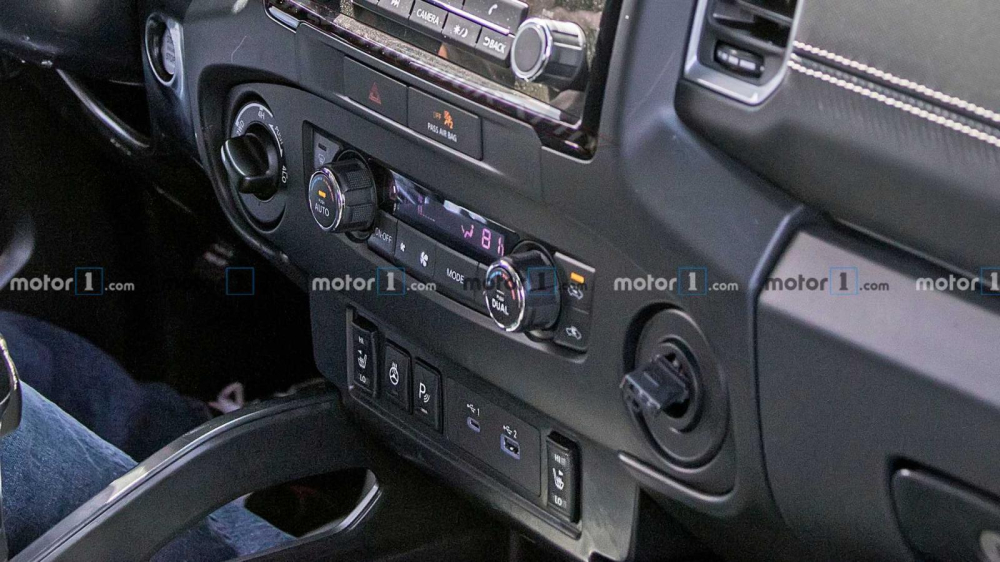 Cụm điều khiển bên dưới màn hình trung tâm của Nissan Navara mới
