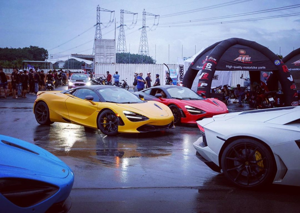 3 chiếc siêu xe McLaren 720S ở Đại Nam với màu xanh dương-đen và vàng là bản mui trần, còn chiếc McLaren 720S màu đỏ-đen là bản Coupe
