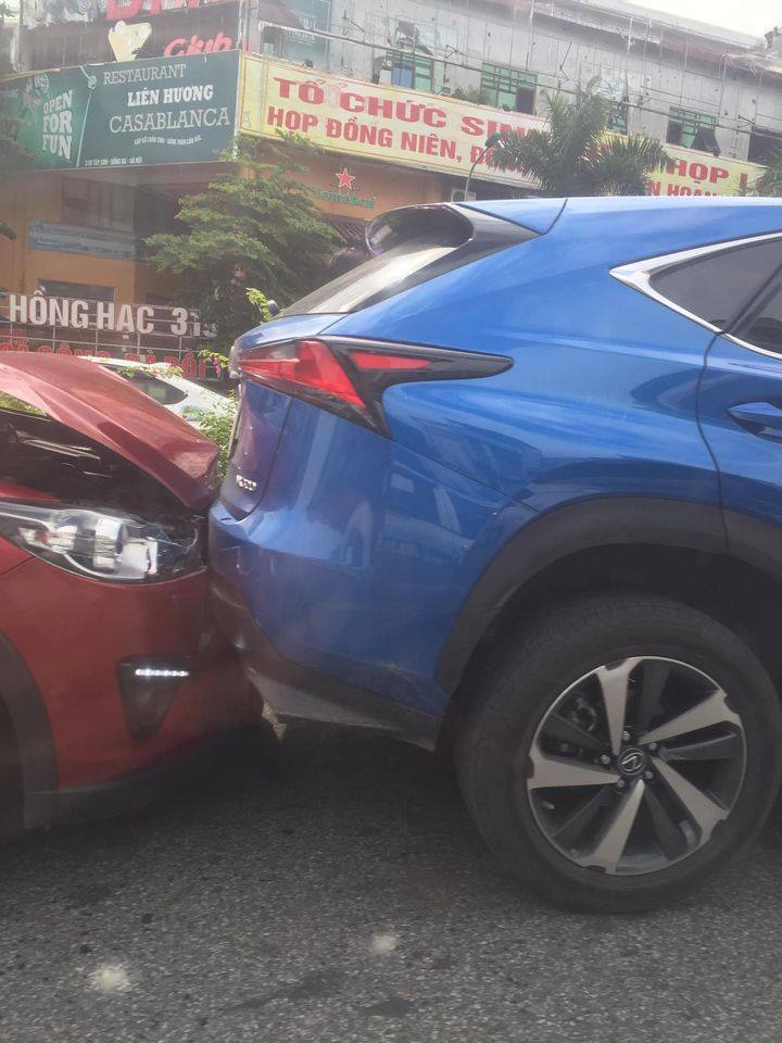 Nhưng phần đuôi có thể bị hư hỏng do chiếc ô tô màu đỏ tông mạnh từ phía sau Nhưng phần đuôi có thể bị hư hỏng do chiếc ô tô màu đỏ tông mạnh từ phía sau