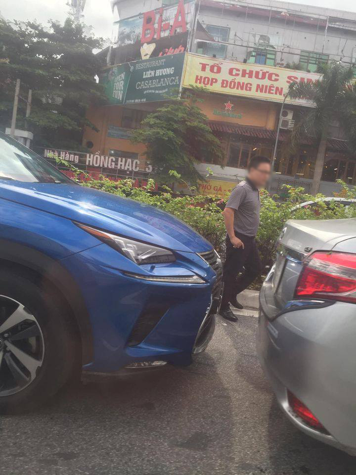 Phần đầu chiếc xe Lexus RX không bị thiệt hại nào quá nghiêm trọng Phần đầu chiếc xe Lexus RX không bị thiệt hại nào quá nghiêm trọng