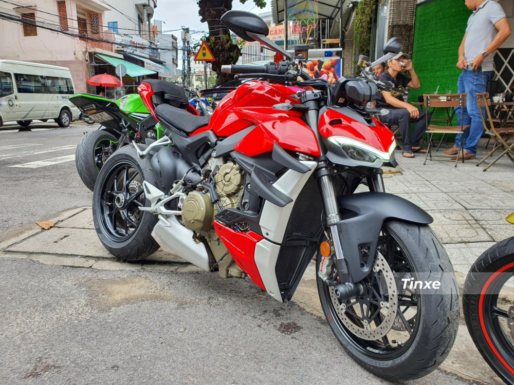 Diện mạo của Ducati Streetfighter V4 đầu tiên về Việt Nam trên đường phố Nha Trang Diện mạo của Ducati Streetfighter V4 đầu tiên về Việt Nam trên đường phố Nha Trang