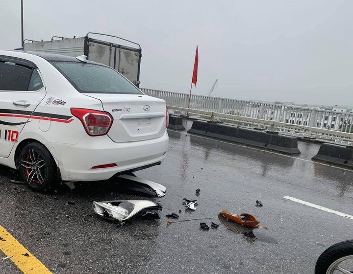 Chiếc xe Hyundai Grand i10 hư hỏng khá nghiêm trọng phần đầu xe Chiếc xe Hyundai Grand i10 hư hỏng khá nghiêm trọng phần đầu xe