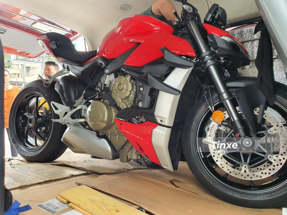 Chiếc Ducati Streetfighter V4 này được nhập khẩu không chính hãng và có xuất xứ từ thị trường Ý Chiếc Ducati Streetfighter V4 này được nhập khẩu không chính hãng và có xuất xứ từ thị trường Ý