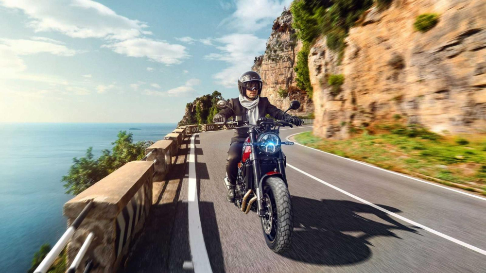 Benelli có giá khoảng 144 triệu đồng tại Mỹ cùng 2 tuỳ chọn màu Đỏ và Đen Benelli có giá khoảng 144 triệu đồng tại Mỹ cùng 2 tuỳ chọn màu Đỏ và Đen