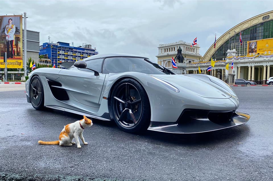 Koenigsegg Jesko Absolut trước nhà ga xe lửa có tuổi đời hơn 100 năm ở Thái Lan Koenigsegg Jesko Absolut trước nhà ga xe lửa có tuổi đời hơn 100 năm ở Thái Lan