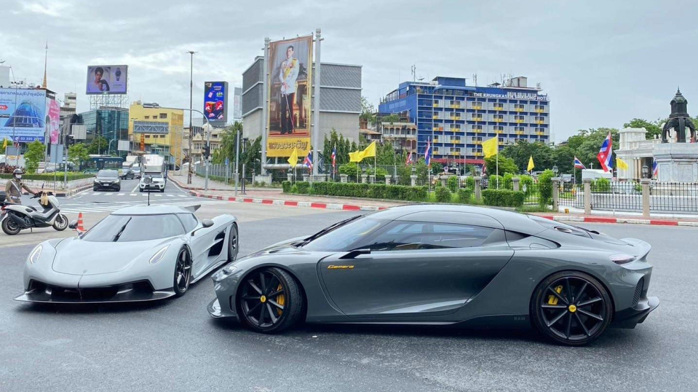 Koenigsegg Jesko Absolut bên trái và còn lại là Koenigsegg Gemera. Phía xa cảnh sát đang chốt trực Koenigsegg Jesko Absolut bên trái và còn lại là Koenigsegg Gemera. Phía xa cảnh sát đang chốt trực