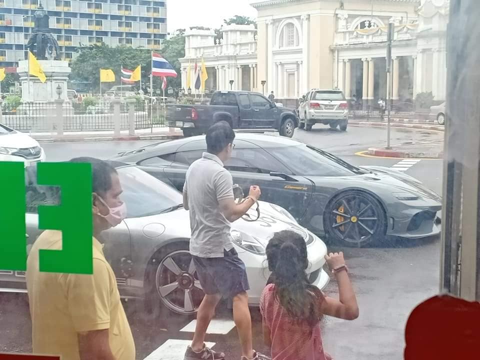 Người dân khá quan tâm đến sự có mặt của Koenigsegg Jesko Absolut và Koenigsegg Gemera trên đường phố Thái Lan Người dân khá quan tâm đến sự có mặt của Koenigsegg Jesko Absolut và Koenigsegg Gemera trên đường phố Thái Lan