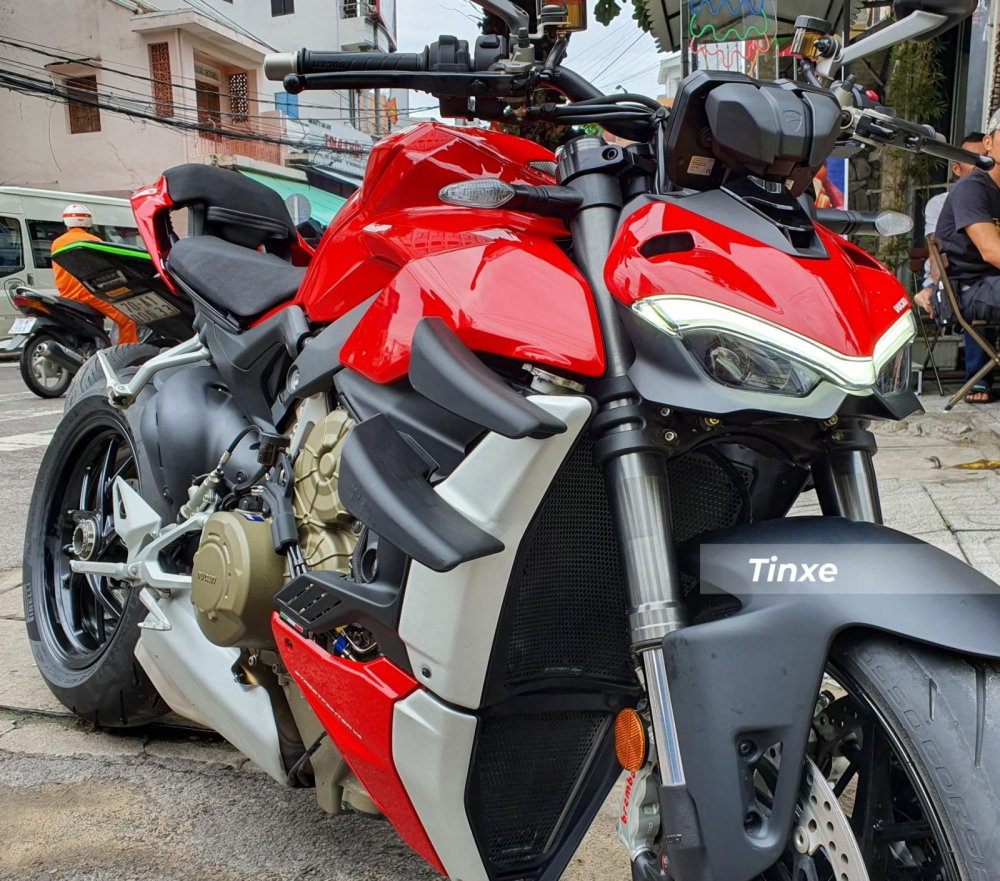 Ducati Streetfighter V4 2020 đã chính thức ra mắt thị trường toàn cầu hồi tháng 10 năm 2019 và đến tháng 7 năm 2020 đã được một công ty nhập khẩu tư nhân đưa về nước. Hiện dòng xe naked-bike này cũng đã được phân phối chính hãng ở Việt Nam Ducati Streetfighter V4 2020 đã chính thức ra mắt thị trường toàn cầu hồi tháng 10 năm 2019 và đến tháng 7 năm 2020 đã được một công ty nhập khẩu tư nhân đưa về nước. Hiện dòng xe naked-bike này cũng đã được phân phối chính hãng ở Việt Nam