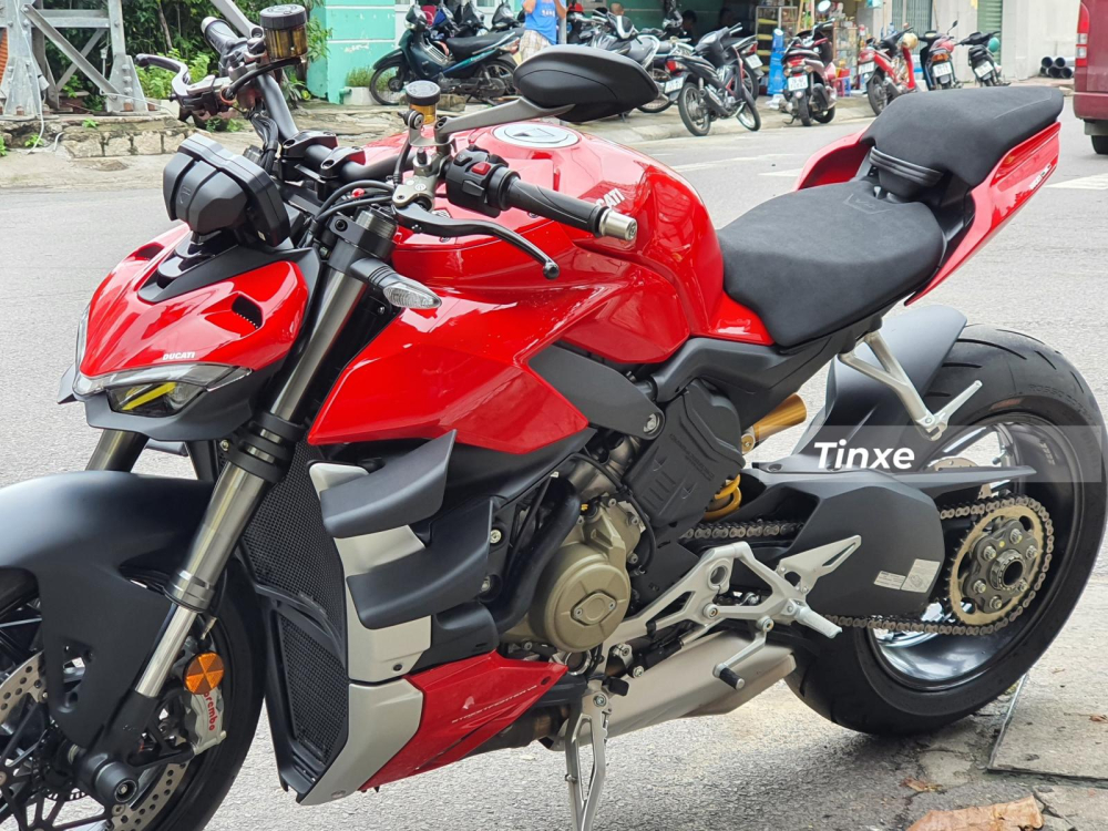 Ducati Streetfighter V4 2020 hiện là 1 trong những chiếc xe naked-bike mạnh nhất và đắt đỏ nhất tại Việt Nam tính đến thời điểm hiện tại. Ducati Streetfighter V4 2020 hiện là 1 trong những chiếc xe naked-bike mạnh nhất và đắt đỏ nhất tại Việt Nam tính đến thời điểm hiện tại.