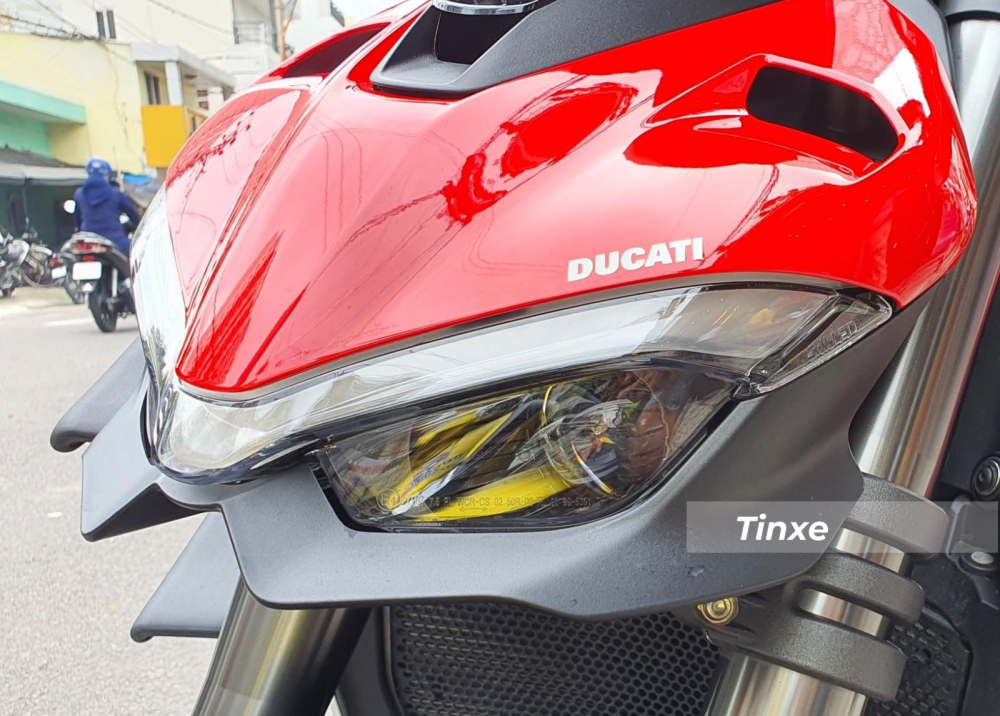 Ở ngoại hình, chiếc naked-bike Ducati Streetfighter V4 2020 gây ấn tượng với đèn pha chiếu sáng kép tích hợp đèn định vị LED trải dải sang 2 bên đèn pha mang đến cái nhìn rất lạ mắt và ấn tượng. Ở ngoại hình, chiếc naked-bike Ducati Streetfighter V4 2020 gây ấn tượng với đèn pha chiếu sáng kép tích hợp đèn định vị LED trải dải sang 2 bên đèn pha mang đến cái nhìn rất lạ mắt và ấn tượng.