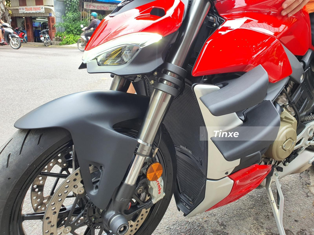 Hệ thống treo của Ducati Streetfighter V4 2020 bao gồm cặp phuộc trước hành trình ngược của Showa Hệ thống treo của Ducati Streetfighter V4 2020 bao gồm cặp phuộc trước hành trình ngược của Showa