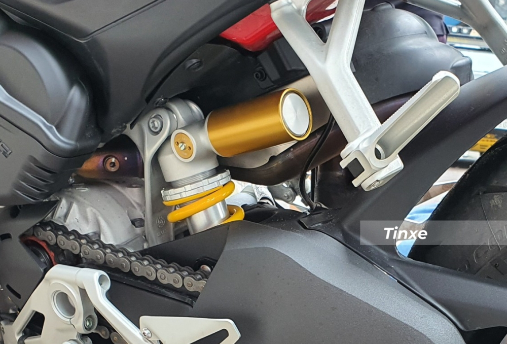 Và giảm xóc lò xo trụ đơn Sachs phía sau có tích hợp thêm bình dầu. Và giảm xóc lò xo trụ đơn Sachs phía sau có tích hợp thêm bình dầu.
