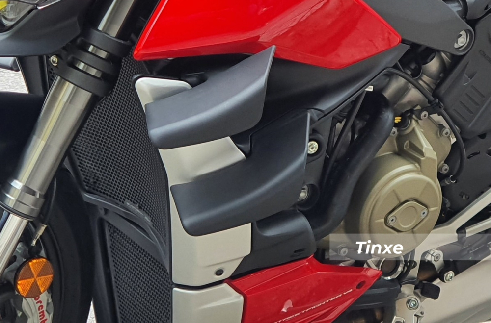 Chưa hết, Ducati Streetfighter V4 2020 còn được trang bị bộ cánh gió khí động học lấy cảm hứng từ cánh gió của siêu mô tô Ducati Panigale V4R, có thể giúp xe tăng khả năng lực ép xuống mặt đường khi di chuyển ở tốc độ cao. Chưa hết, Ducati Streetfighter V4 2020 còn được trang bị bộ cánh gió khí động học lấy cảm hứng từ cánh gió của siêu mô tô Ducati Panigale V4R, có thể giúp xe tăng khả năng lực ép xuống mặt đường khi di chuyển ở tốc độ cao.