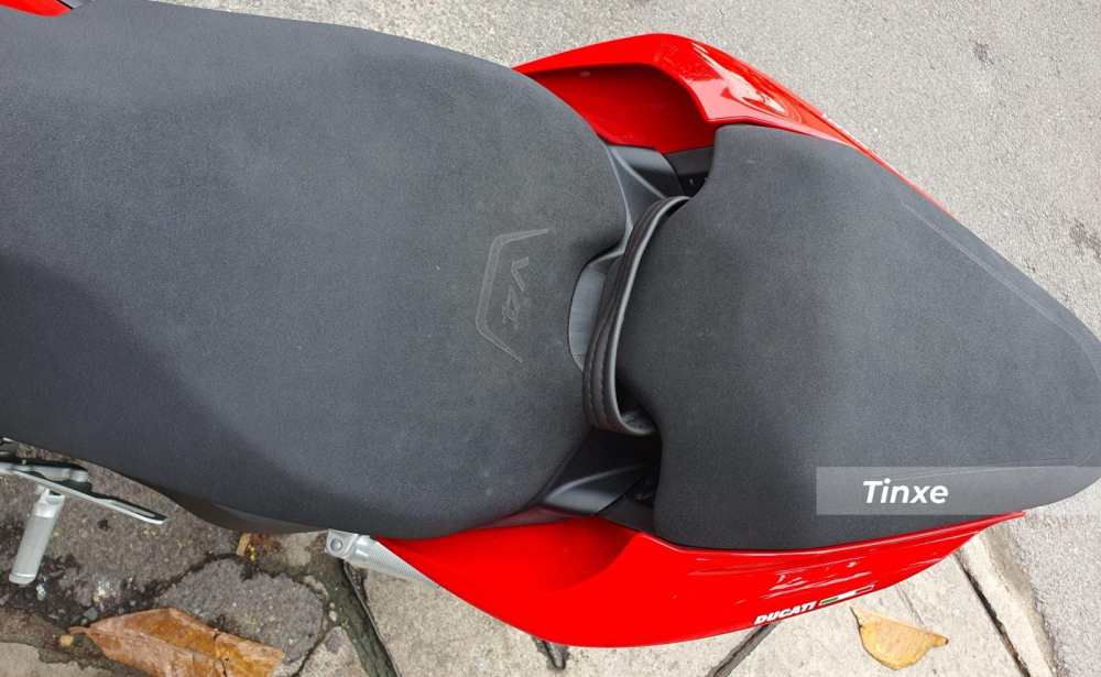 Chiều cao yên của Ducati Streetfighter V4 2020 tính từ mặt đất đạt 845 mm. Ngoài ra, yên sau và gác chân sau của xe cũng đã được điều chỉnh lại vừa mang đến sự thoải mái nhưng đồng thời cũng tạo cảm giác thể thao cho người lái Ducati Streetfighter V4 2020. Chiều cao yên của Ducati Streetfighter V4 2020 tính từ mặt đất đạt 845 mm. Ngoài ra, yên sau và gác chân sau của xe cũng đã được điều chỉnh lại vừa mang đến sự thoải mái nhưng đồng thời cũng tạo cảm giác thể thao cho người lái Ducati Streetfighter V4 2020.