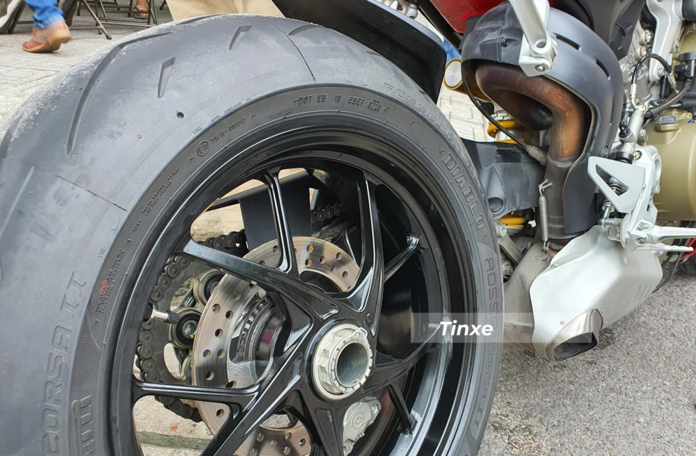Hệ thống điện tử hỗ trợ trên Ducati Streetfighter V4 2020 bao gồm ABS Cornering EVO, hệ thống kiểm soát lực kéo DTC, hệ thống kiểm soát trượt bánh sau DSC, hệ thống kiểm soát hẫng bánh trước DWC, hệ thống hỗ trợ xuất phát DPL, hệ thống sang số nhanh hai chiều DQS EVO, hệ thống kiểm soát hãm tốc bằng động cơ EBC EVO cùng 3 chế độ vận hành: Race, Sport và Street. Hệ thống điện tử hỗ trợ trên Ducati Streetfighter V4 2020 bao gồm ABS Cornering EVO, hệ thống kiểm soát lực kéo DTC, hệ thống kiểm soát trượt bánh sau DSC, hệ thống kiểm soát hẫng bánh trước DWC, hệ thống hỗ trợ xuất phát DPL, hệ thống sang số nhanh hai chiều DQS EVO, hệ thống kiểm soát hãm tốc bằng động cơ EBC EVO cùng 3 chế độ vận hành: Race, Sport và Street.