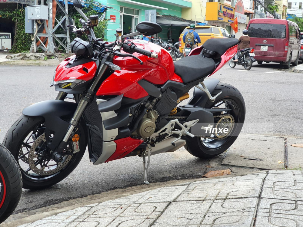 Tuy nhiên, một biker ở Nha Trang đã quyết định tậu chiếc naked-bike Ducati Streetfighter V4 2020 theo diện nhập khẩu chính hãng với lý do đây là chiếc xe đầu tiên tại Việt Nam và có nguồn gốc xuất xứ từ Ý. Trong khi đó, lô hàng Ducati Streetfighter V4 2020 chính hãng được nhập khẩu từ Thái Lan có giá bán rẻ hơn đến 300 triệu đồng. Tuy nhiên, một biker ở Nha Trang đã quyết định tậu chiếc naked-bike Ducati Streetfighter V4 2020 theo diện nhập khẩu chính hãng với lý do đây là chiếc xe đầu tiên tại Việt Nam và có nguồn gốc xuất xứ từ Ý. Trong khi đó, lô hàng Ducati Streetfighter V4 2020 chính hãng được nhập khẩu từ Thái Lan có giá bán rẻ hơn đến 300 triệu đồng.