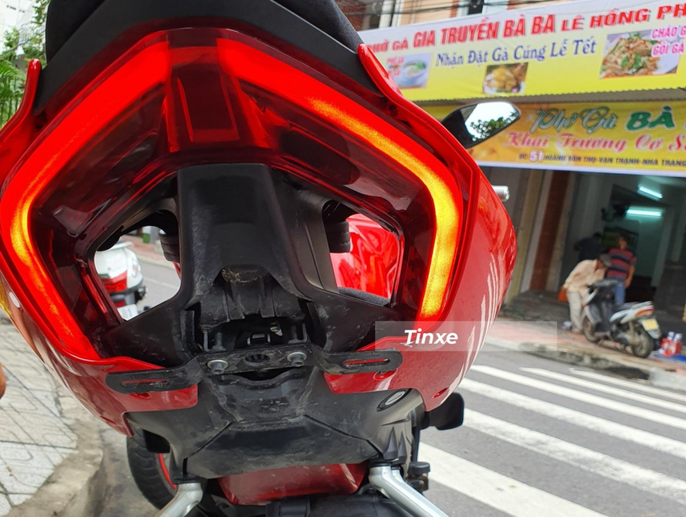 Phần đuôi xe Ducati Streetfighter V4 2020 có thiết kế hoàn toàn giống với người anh em dòng xe sport bike là Ducati Panigale V4 với kiểu đuôi vuốt nhọn, bên dưới có hai hốc thoát gió cùng đèn phanh chạy theo viền đuôi xe rất đã mắt. Phần đuôi xe Ducati Streetfighter V4 2020 có thiết kế hoàn toàn giống với người anh em dòng xe sport bike là Ducati Panigale V4 với kiểu đuôi vuốt nhọn, bên dưới có hai hốc thoát gió cùng đèn phanh chạy theo viền đuôi xe rất đã mắt.