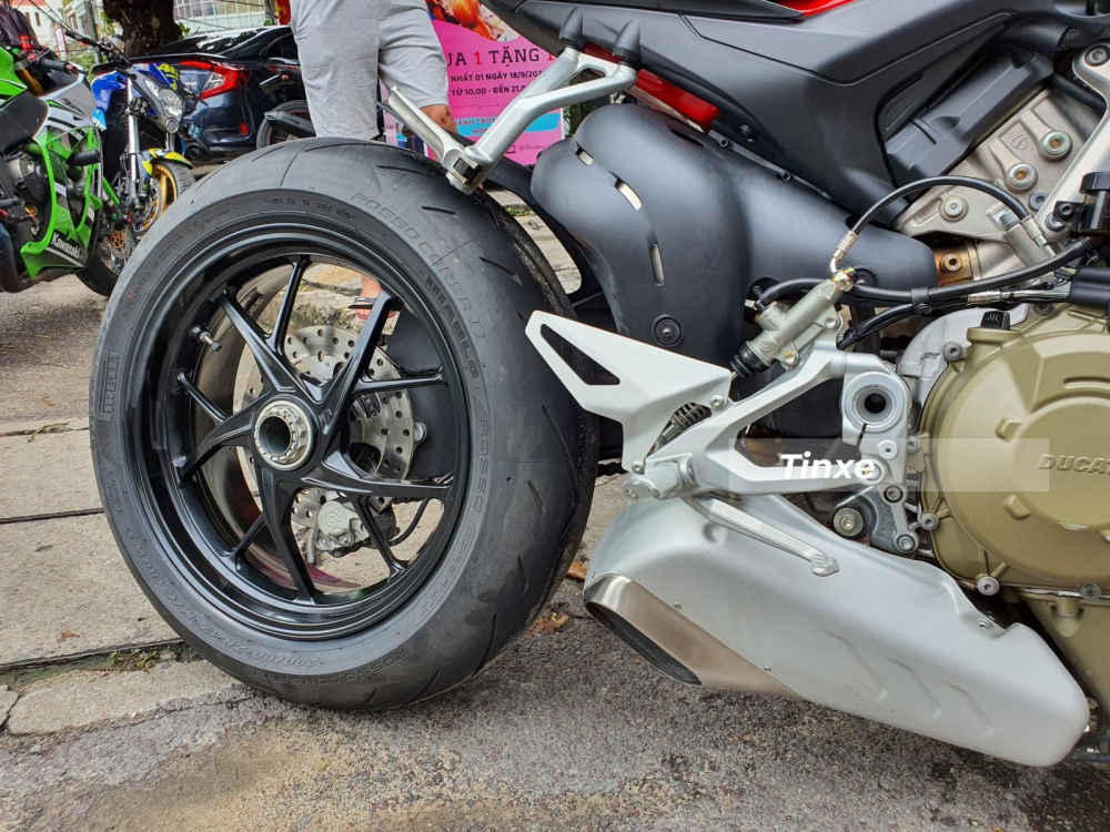 Khi trang bị thêm hệ thống ống xả Akrapovic Full System, công suất và mô-men xoắn cực đại của Ducati Streetfighter V4 sẽ được gia tăng đáng kể với thông số lần lượt là 221 mã lực và 130 Nm. Khi trang bị thêm hệ thống ống xả Akrapovic Full System, công suất và mô-men xoắn cực đại của Ducati Streetfighter V4 sẽ được gia tăng đáng kể với thông số lần lượt là 221 mã lực và 130 Nm.