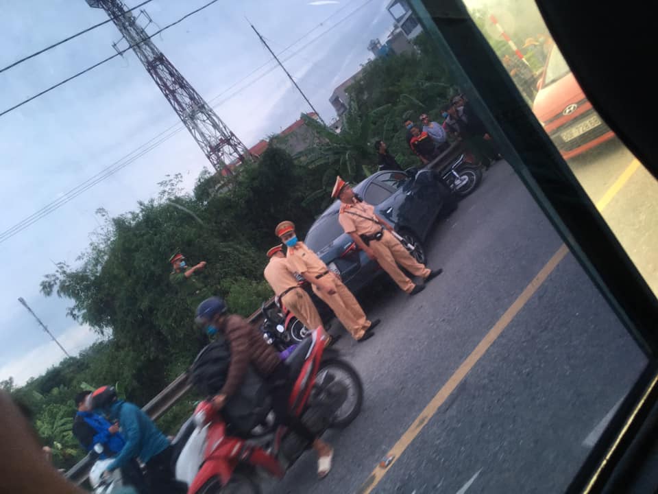 Lực lượng chức năng tại hiện trường vụ tai nạn Lực lượng chức năng tại hiện trường vụ tai nạn