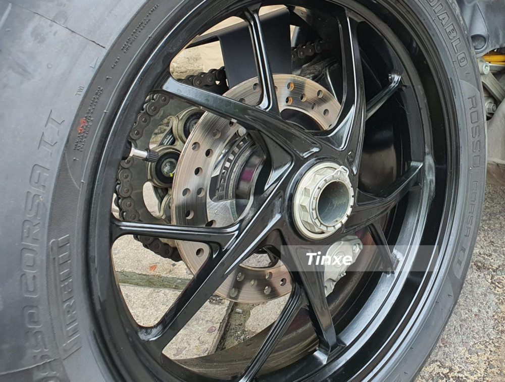 Và phanh đĩa sau dạng đơncó kích thước 245 mm. Phanh trên Ducati Streetfighter V4 2020 mang thương hiệu Brembo. Hai phiên bản tiêu chuẩn và bản S của Ducati Streetfighter V4 2020 đều có hệ thống chống bó cứng phanh ABS EVO tiêu chuẩn. Và phanh đĩa sau dạng đơncó kích thước 245 mm. Phanh trên Ducati Streetfighter V4 2020 mang thương hiệu Brembo. Hai phiên bản tiêu chuẩn và bản S của Ducati Streetfighter V4 2020 đều có hệ thống chống bó cứng phanh ABS EVO tiêu chuẩn.