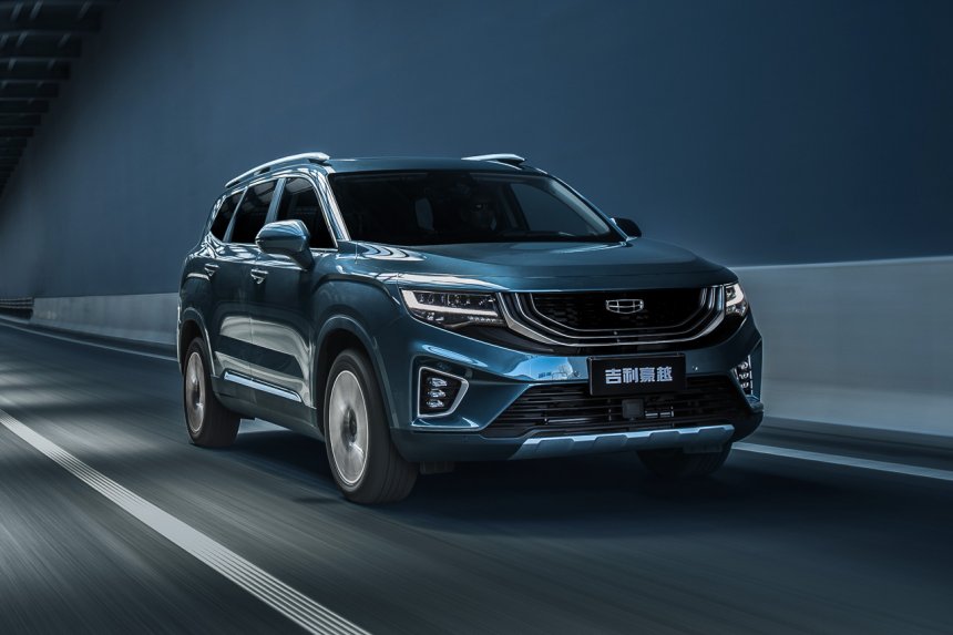 Thiết kế đầu xe với lưới tản nhiệt đặc trưng của thương hiệu Geely Thiết kế đầu xe với lưới tản nhiệt đặc trưng của thương hiệu Geely