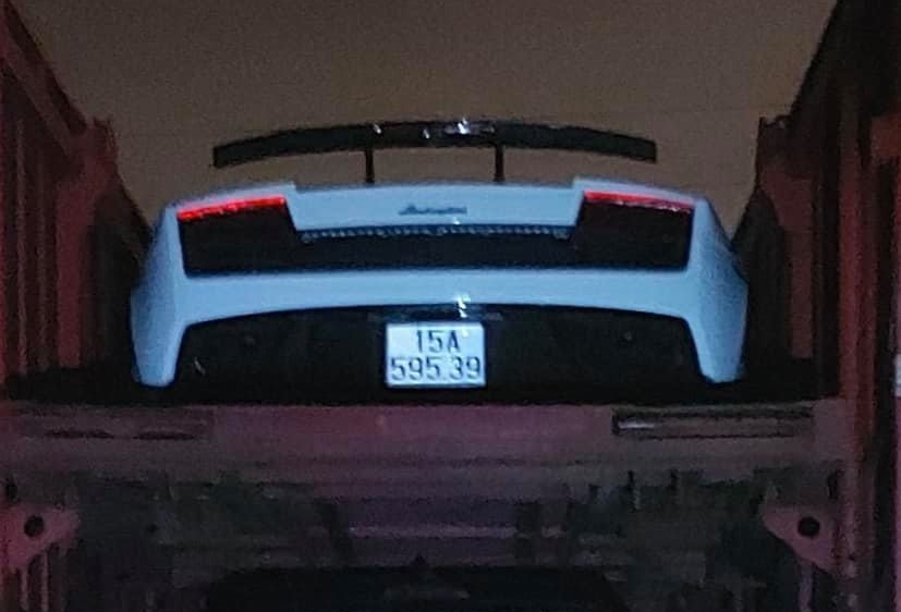 Còn đây là hình ảnh chiếc Lamborghini Gallardo LP570-4 Spyder Performante đã yên vị trên xe lồng để chuẩn bị Nam tiến Còn đây là hình ảnh chiếc Lamborghini Gallardo LP570-4 Spyder Performante đã yên vị trên xe lồng để chuẩn bị Nam tiến