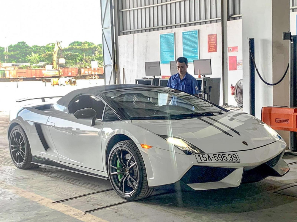 Cận cảnh vẻ đẹp của siêu xe mui trần Lamborghini Gallardo LP570-4 Spyder Performante độc nhất Việt Nam hiện nay Cận cảnh vẻ đẹp của siêu xe mui trần Lamborghini Gallardo LP570-4 Spyder Performante độc nhất Việt Nam hiện nay