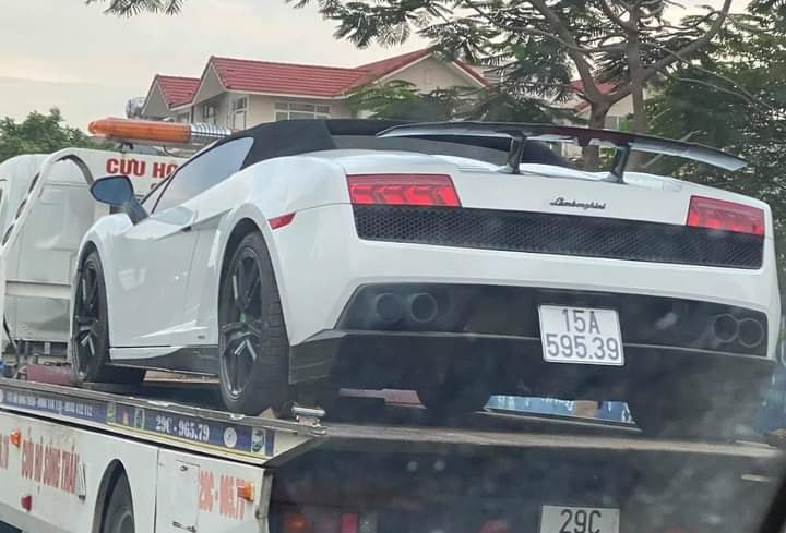 Hình ảnh chiếc siêu xe mui trần Lamborghini Gallardo LP570-4 Spyder Performante nằm trên xe cứu hộ Hình ảnh chiếc siêu xe mui trần Lamborghini Gallardo LP570-4 Spyder Performante nằm trên xe cứu hộ