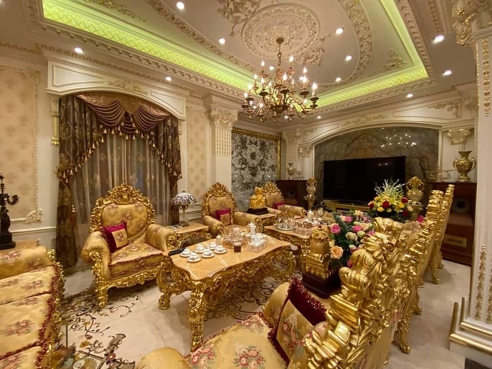 Bên trong có nội thất được cho dát vàng
