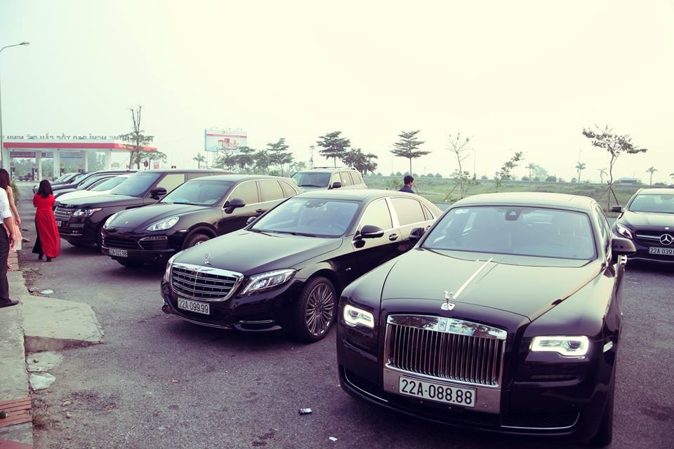 Dàn xe hoa này bao gồm những chiếc xe siêu sang đắt tiền mang biển đẹp
