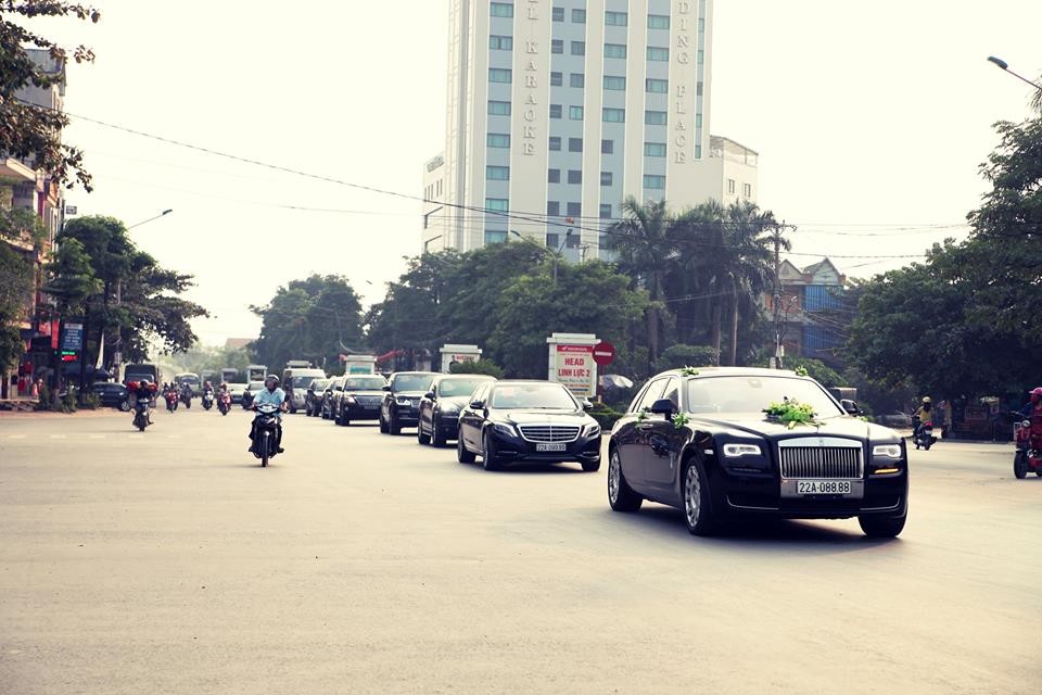 Rolls-Royce Ghost Series II biển tứ quý 8 và ngay sau đó là xe siêu sang cũng như SUV đắt tiền của Porsche, Range Rover hay Lexus